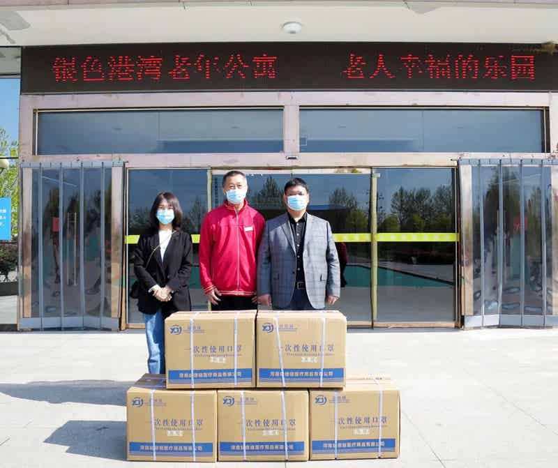 關(guān)愛老年人健康，我們?cè)谛袆?dòng)！